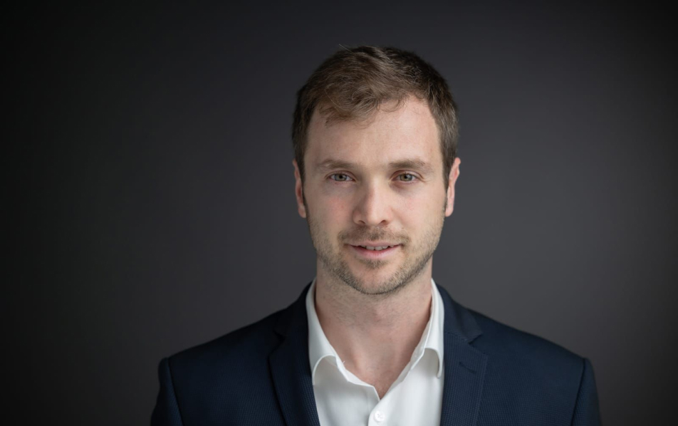 התנהלות פיננסית בגובה העיניים, מרצה: ויטלי פלוטינסקי