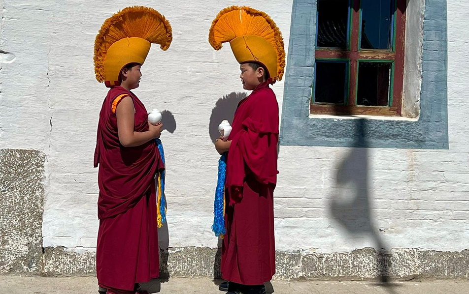 ממזרח למערב - בהוטאן